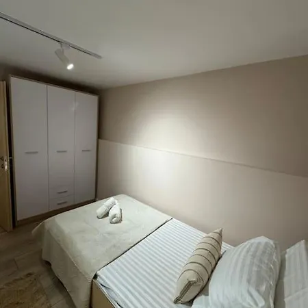 Διαμέρισμα Cozy 31 With Garden, Bbq & Free Parking Τίρανα